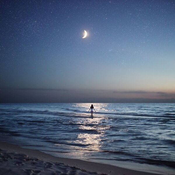 Caminho à beira do oceano ao entardecer com ondas suaves